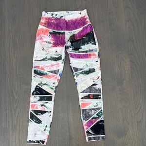 Lululemon Size 6 Abstract Pattern Women’s Leggings.